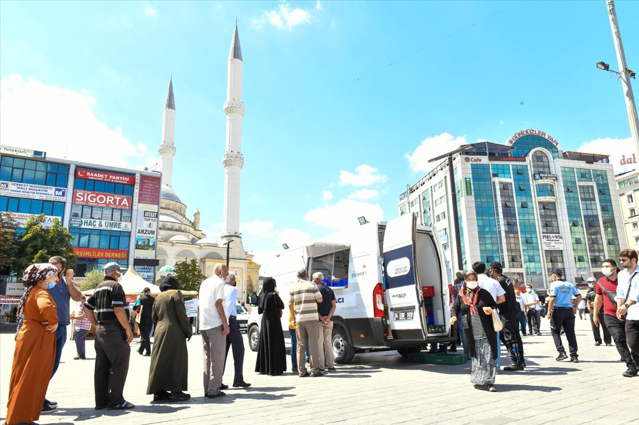 Esenyurt Belediyesi Vatandaşlara Aşure İkram Etti