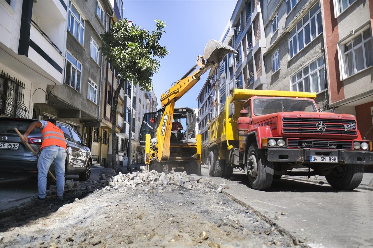 Esenyurt’ta Yol Bakım Çalışmaları Devam Ediyor