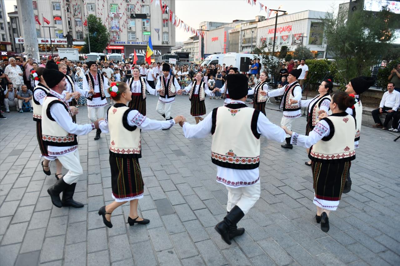 Manuş Baba Şarkılarını Esenyurtlular İçin Söyledi