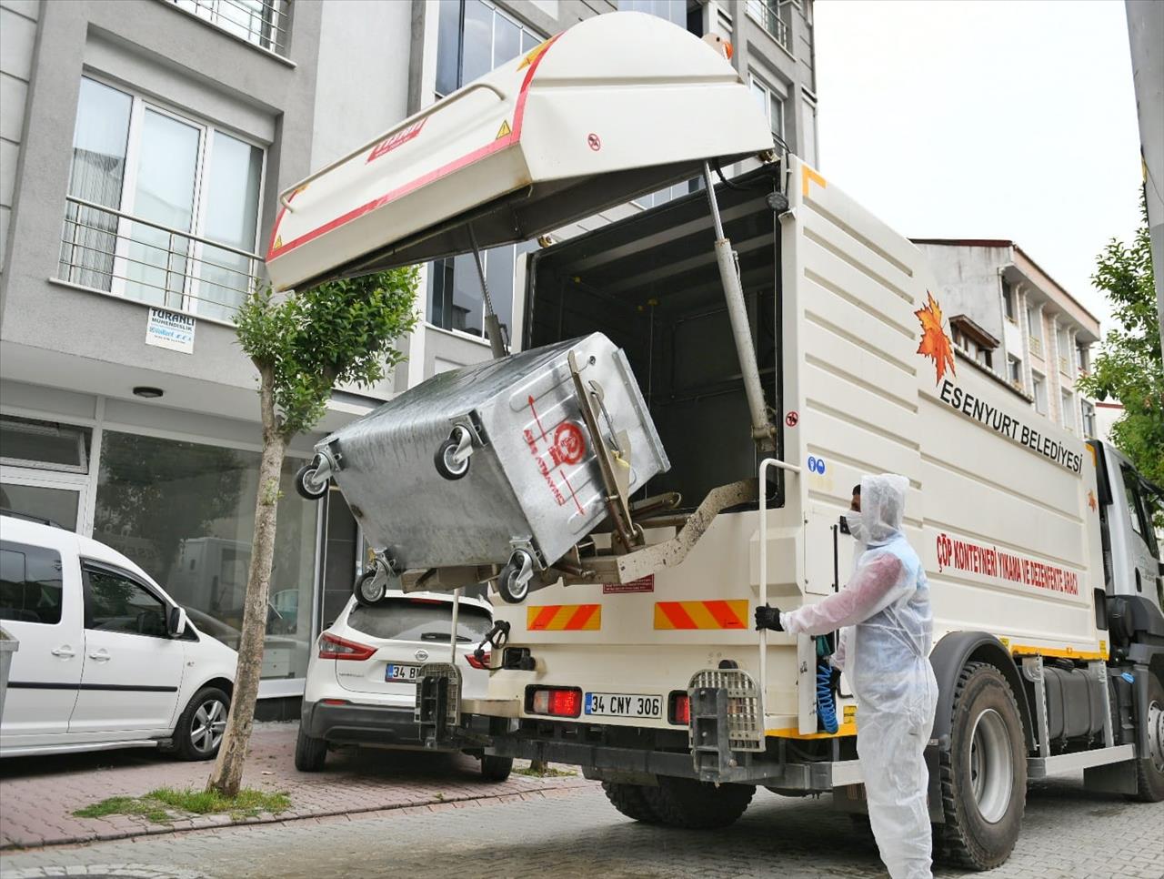 Esenyurt Belediyesi Ekipleri, Pazar Yerlerinde El Dezenfektanı Dağıttı 