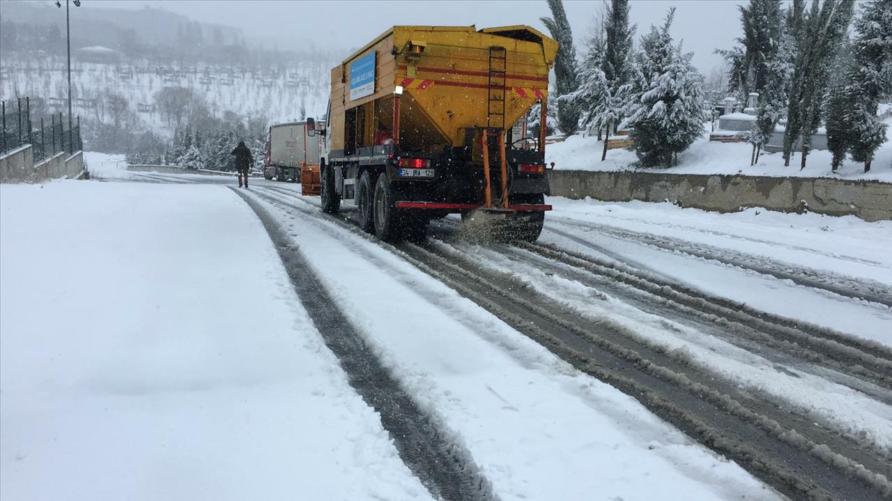 Esenyurt’ta Kar Küreme Ve Tuzlama Çalışmaları Devam Ediyor