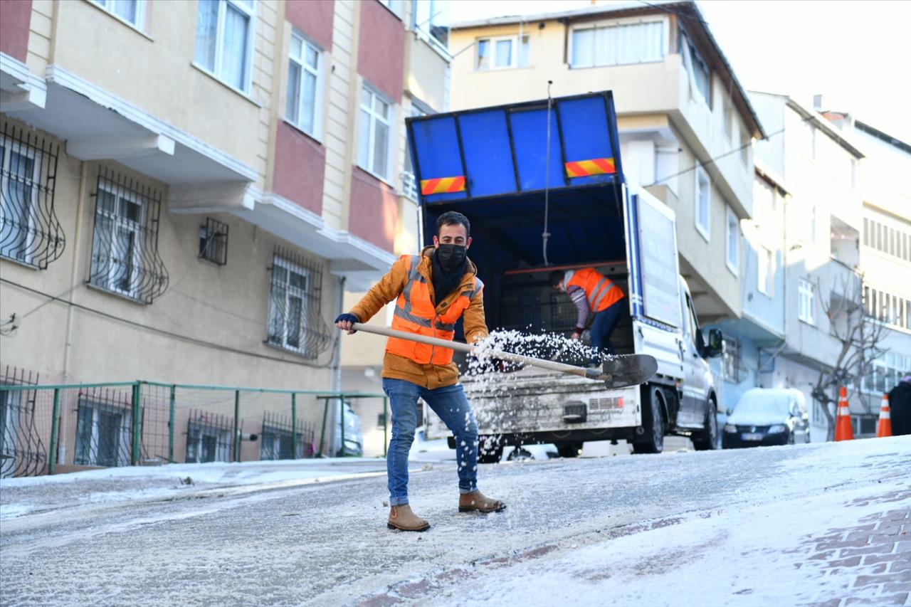 Esenyurt'ta Buzlanmaya Karşı Çalışmalar Devam Ediyor