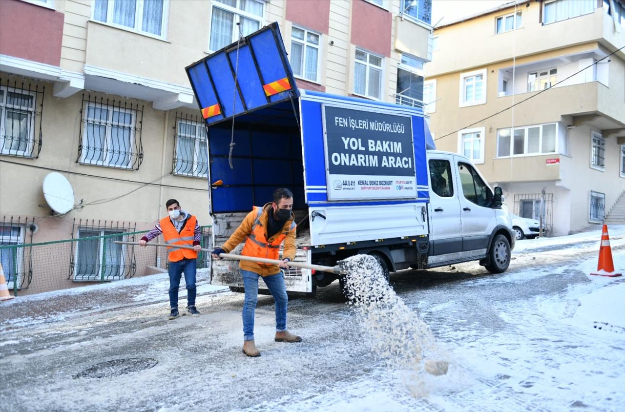 Esenyurt'ta Buzlanmaya Karşı Çalışmalar Devam Ediyor