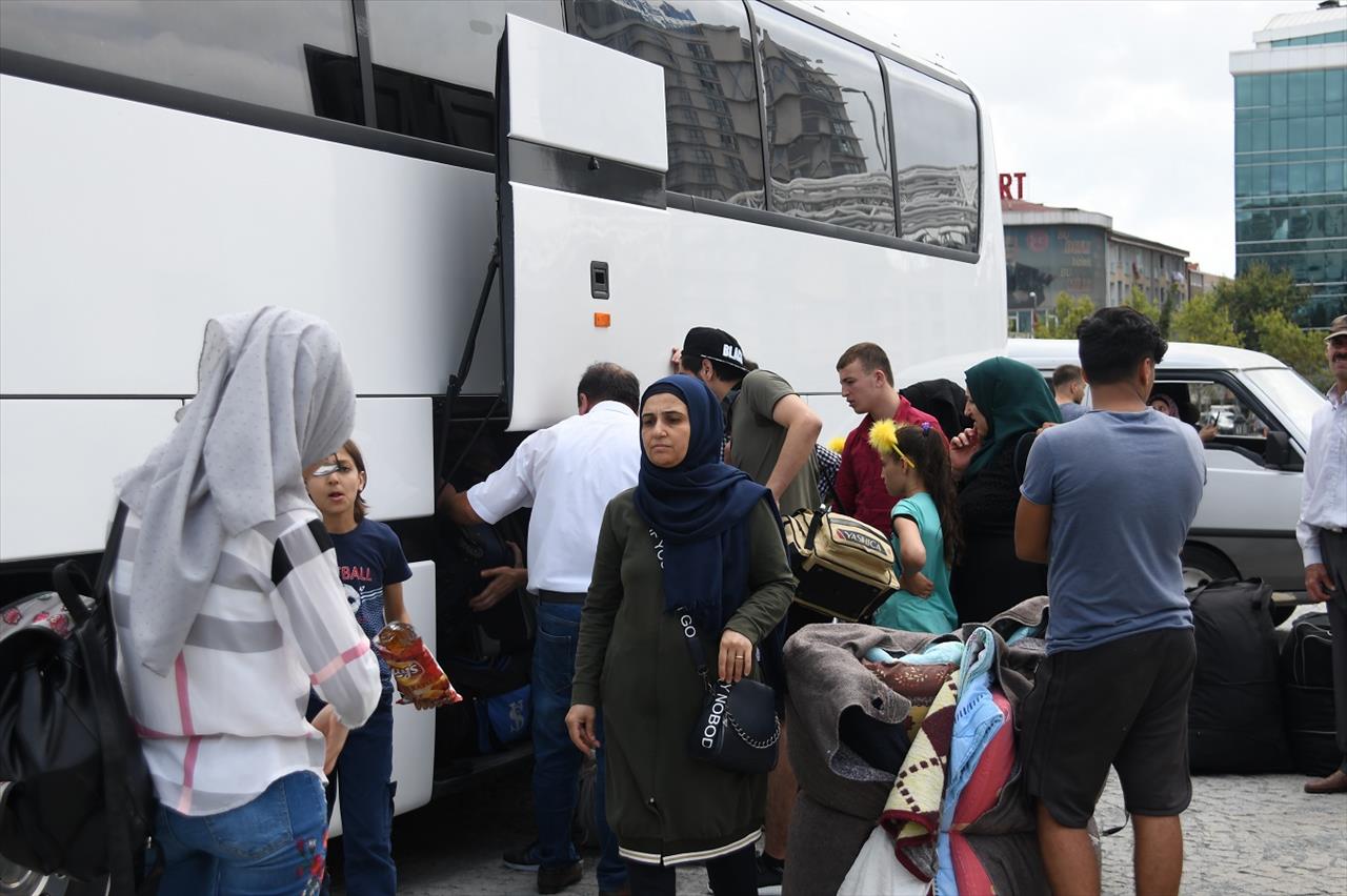 200 Suriyeli Daha Esenyurt’tan Ayrıldı