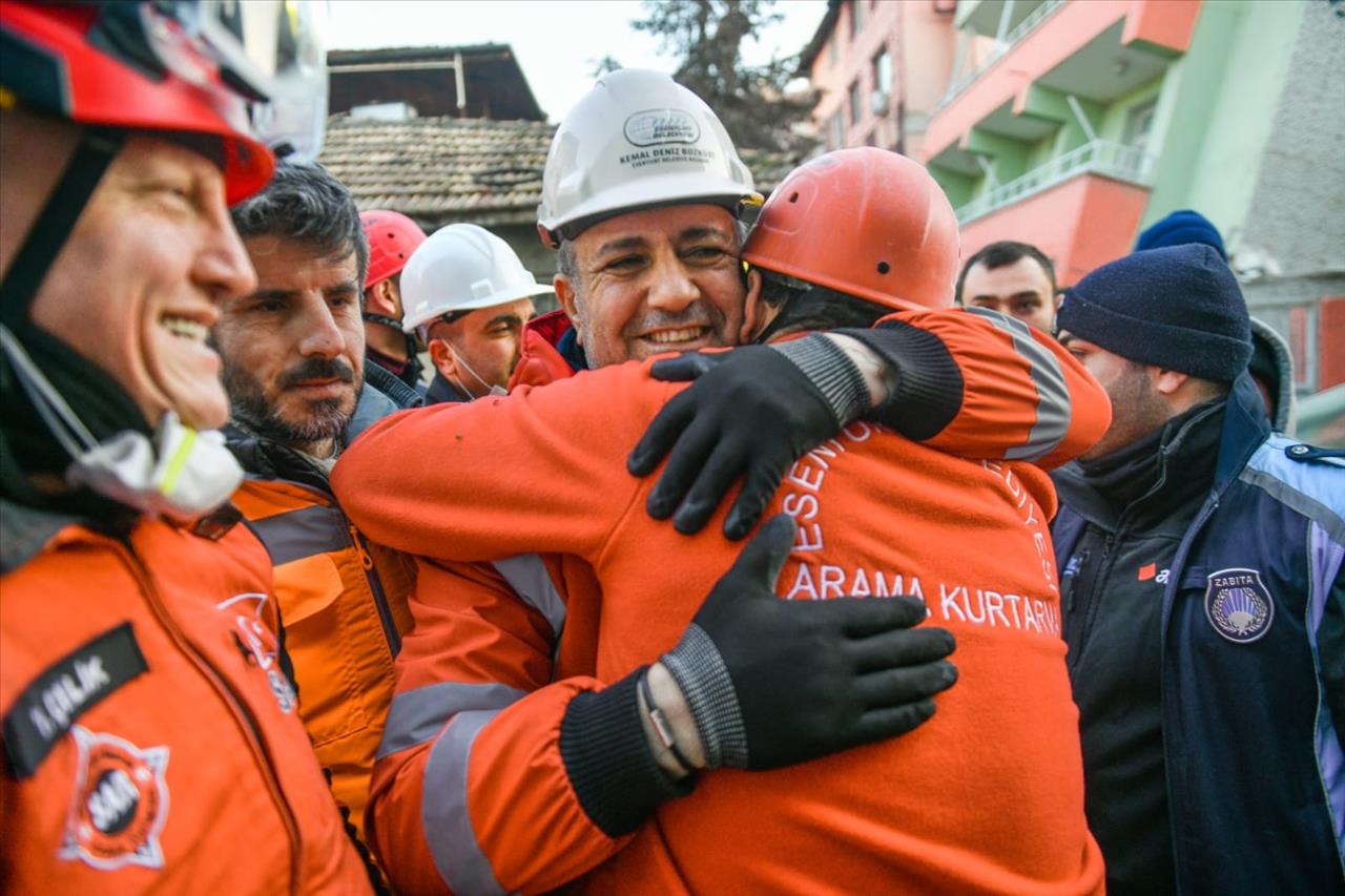 Esenyurt Depremin Yaralarını Sarıyor