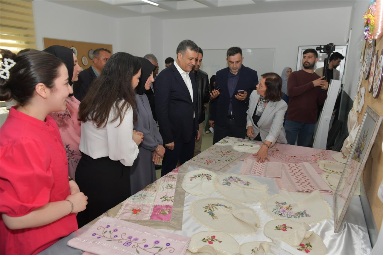 Kadınların Ürettiği El Emeği Ürünler Sergilendi