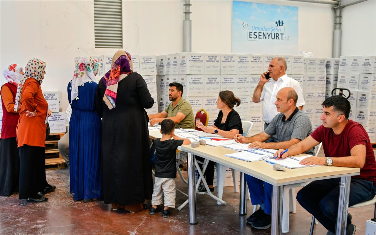 Öğrencilerin Kırtasiye Malzemeleri Esenyurt Belediyesi’nden