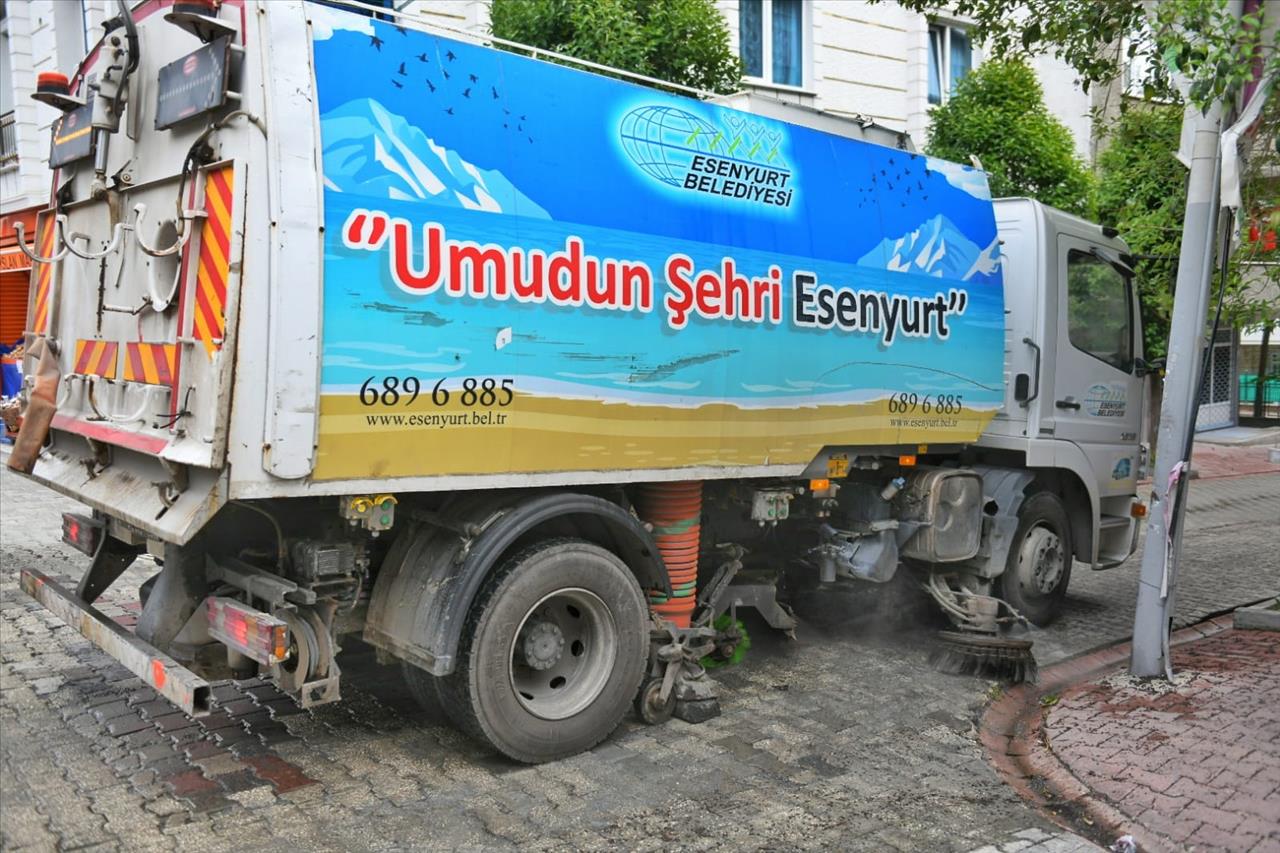 Esenyurt Belediyesi Ekipleri, Pazar Yerlerinde El Dezenfektanı Dağıttı 