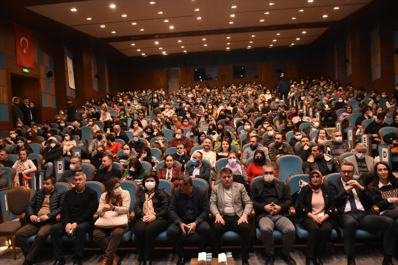 Esenyurt Belediye Tiyatrosu Ayakta Alkışlandı