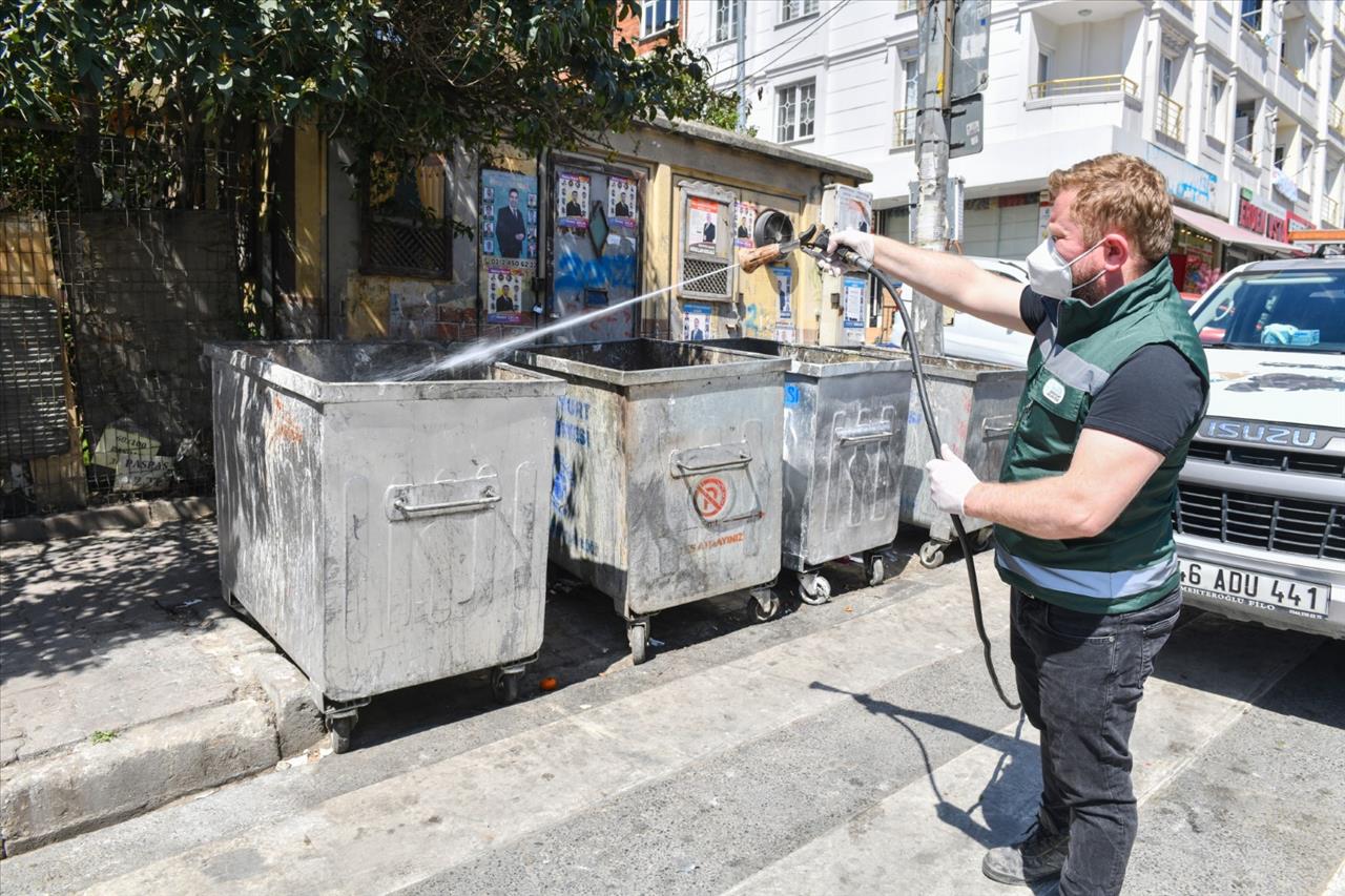 Esenyurt'ta Çöp Konteynerleri Dezenfekte Ediliyor