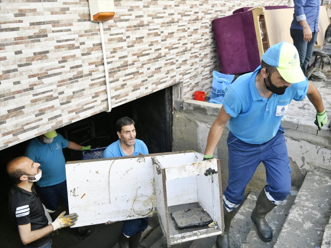 Esenyurt Belediyesi İle İbb, Selden Etkilenen Mahallelerde Çalışmaları Sürdürüyor