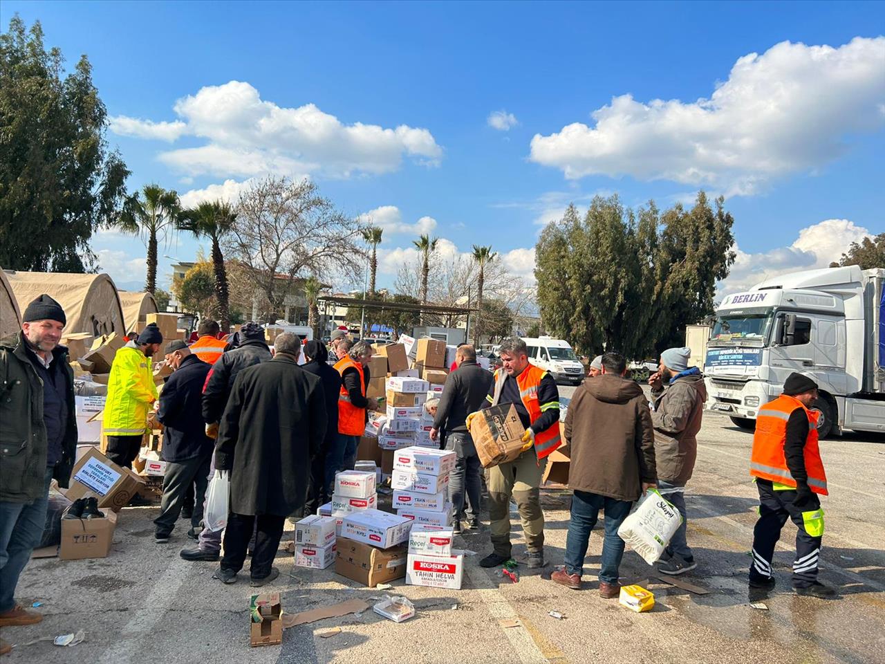 Yardımlar Depremzedelere Ulaştırılıyor