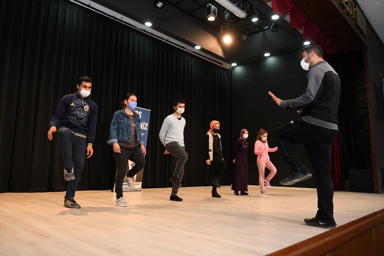 Özel Çocuklar Müzik Ve Folklor Kurslarında Sosyalleşerek Hayata Tutunuyor