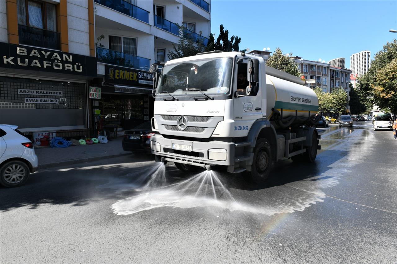 Esenyurt'ta Temizlik Seferberliği: Çöp Konteynerleri Yenileniyor ve Dezenfekte Ediliyor