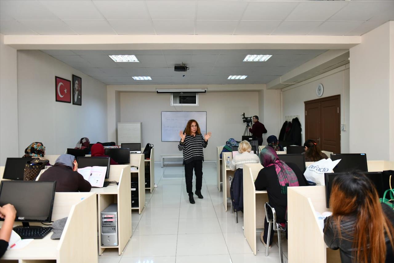 Esenyurt Belediyesi'nden Ücretsiz Okuma Yazma Kursu