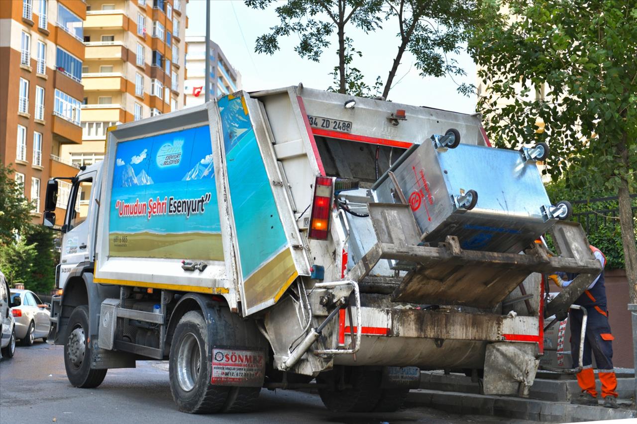 Esenyurt’ta Cadde Ve Sokaklar Yıkanıyor