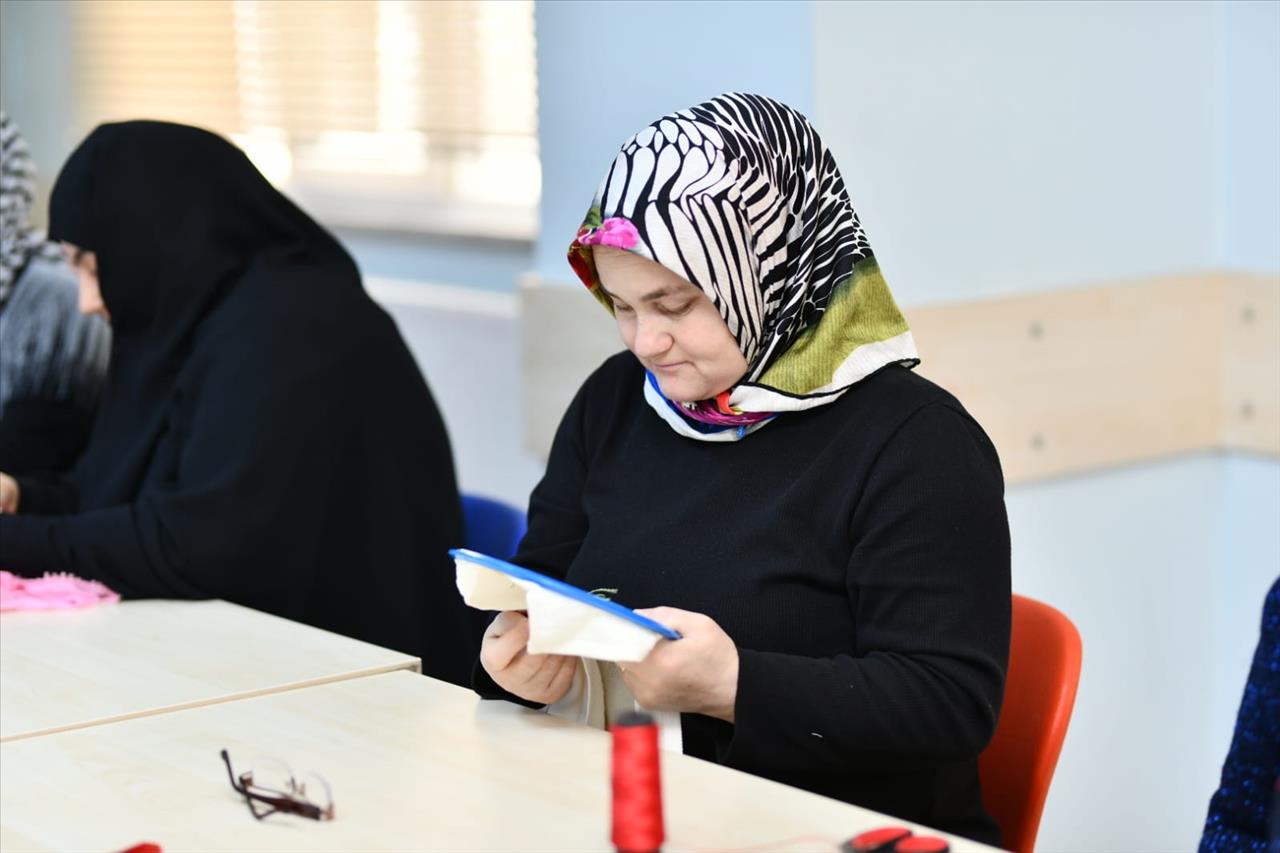 Esenyurt Belediyesi’nden Kadınlara Ücretsiz İğne Oyası Kursu 