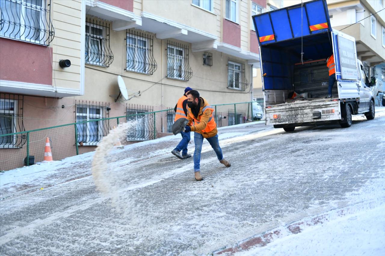 Esenyurt'ta Buzlanmaya Karşı Çalışmalar Devam Ediyor