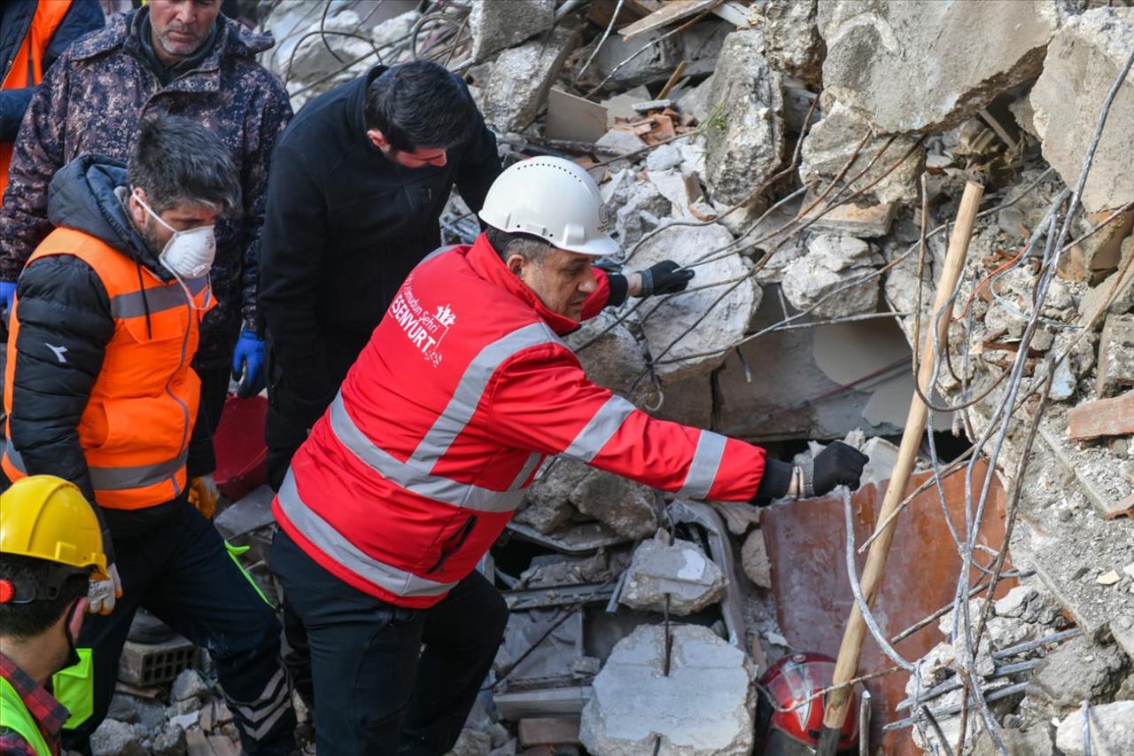 Esenyurt Depremin Yaralarını Sarıyor