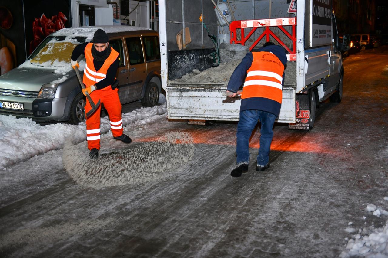 Kışla Mücadele Ekiplerinin Çalışmaları Gece Boyunca Sürdü