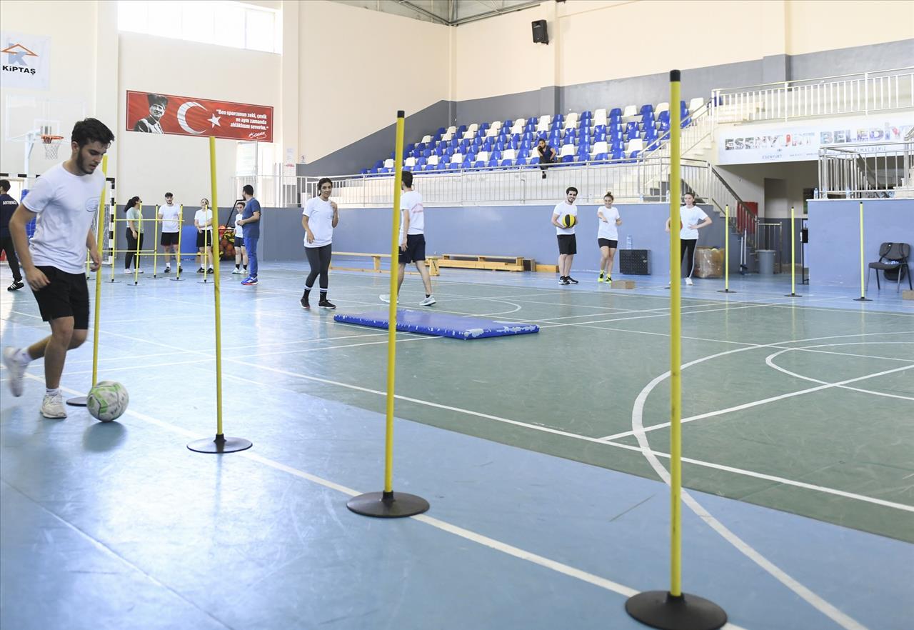 Esenyurt Belediyesi Gençleri Spor Akademilerine Hazırlıyor