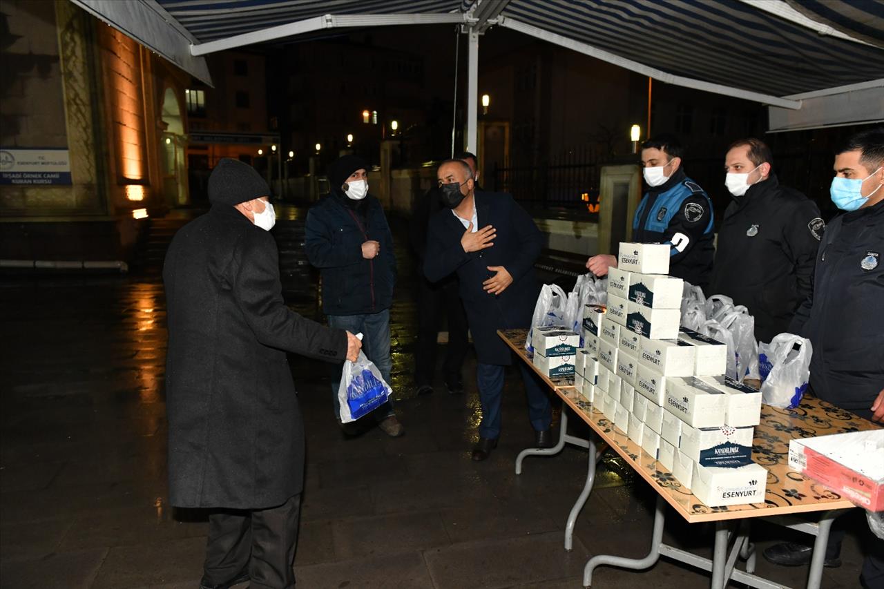 Esenyurt Belediyesi’nden Vatandaşlara Kandil Simidi İkramı