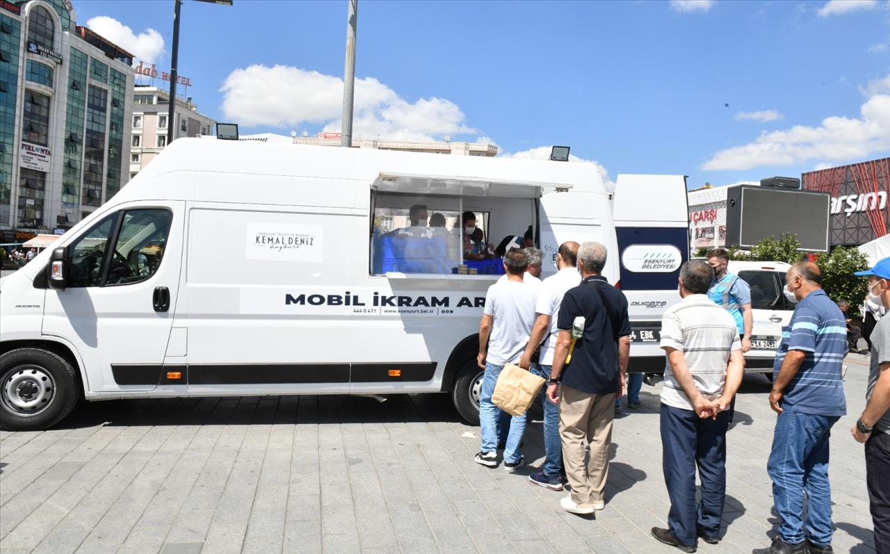 Esenyurt Belediyesi Vatandaşlara Aşure İkram Etti