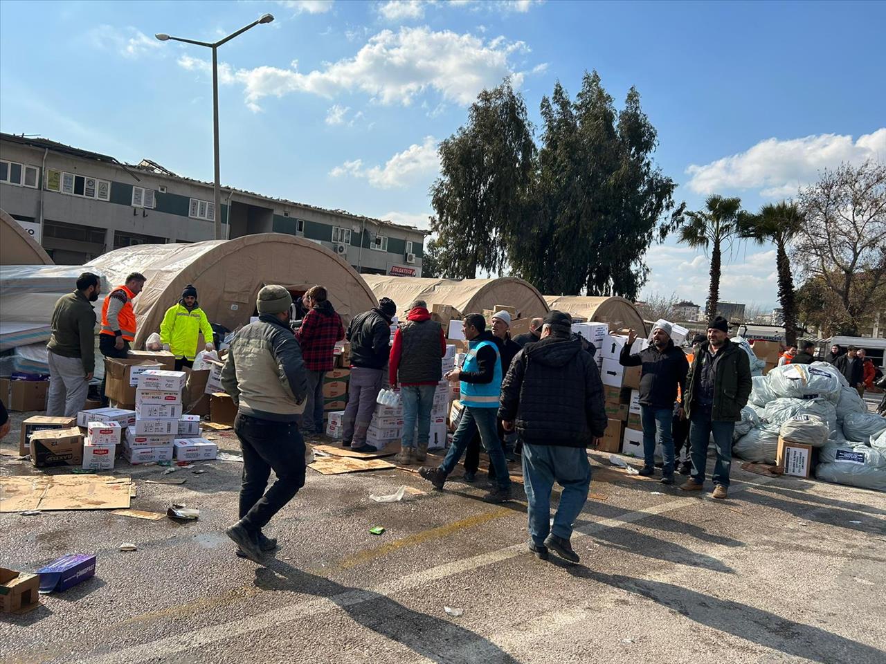 Yardımlar Depremzedelere Ulaştırılıyor