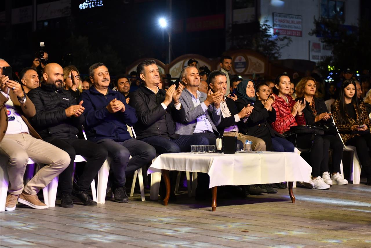 Kardeş Kültürler Festivali Kardeşlik Halaylarıyla Başladı