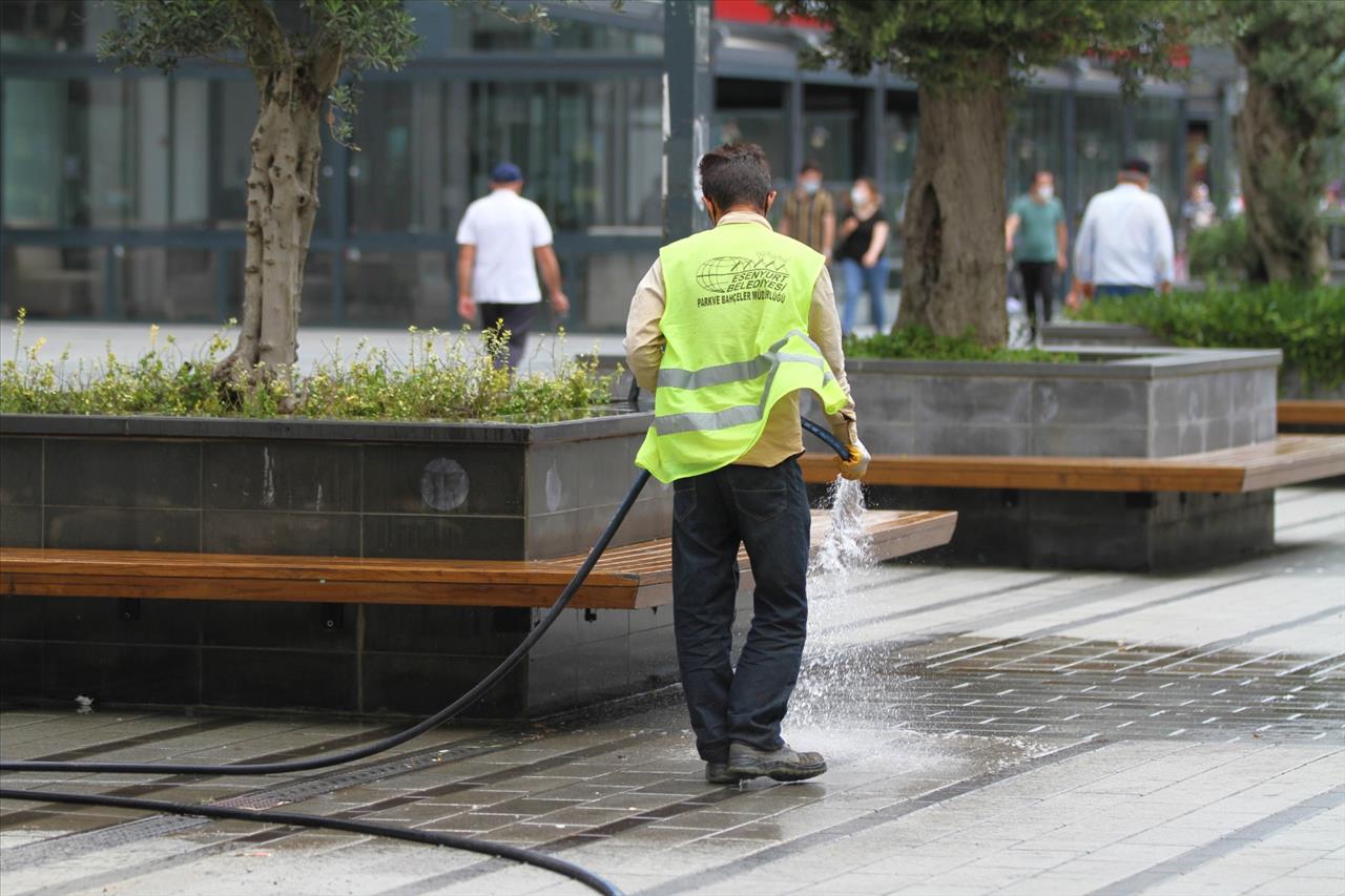 Meydan Ve Parklarda Bakım Çalışmaları Devam Ediyor