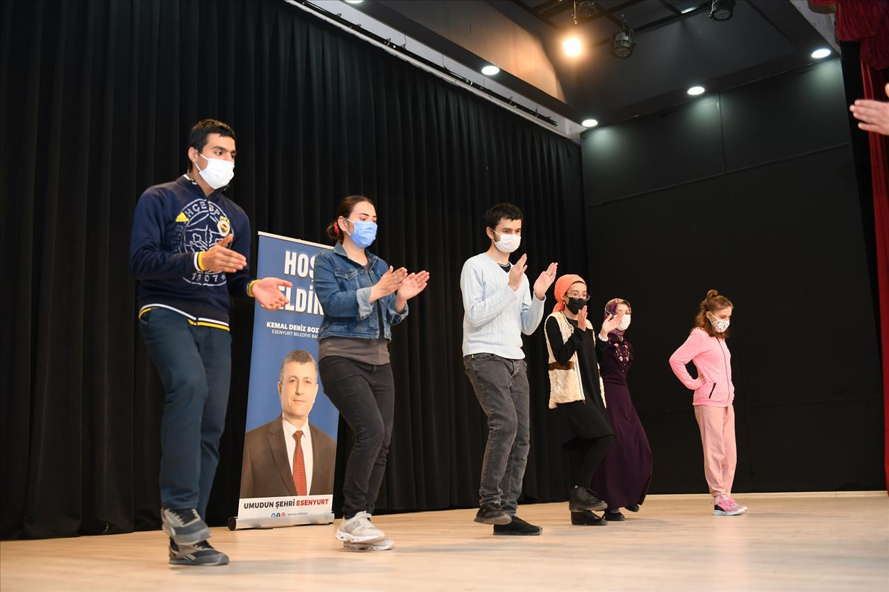 Özel Çocuklar Müzik Ve Folklor Kurslarında Sosyalleşerek Hayata Tutunuyor