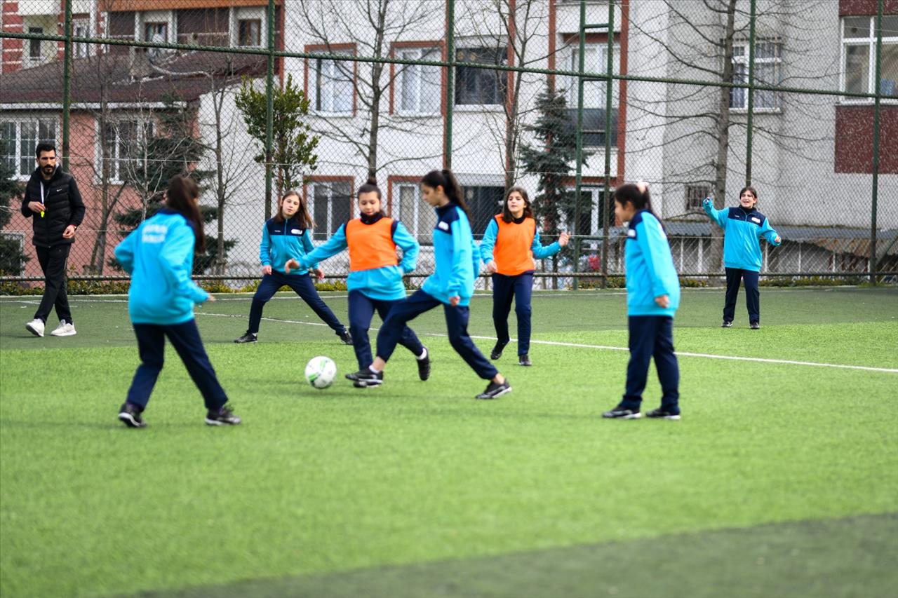 Esenyurt’ta Kız Çocuklarına Özel Futbol Kursu 