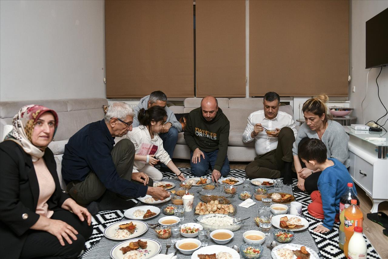 Başkan Bozkurt, İlk İftarını Depremzede Aile İle Yaptı