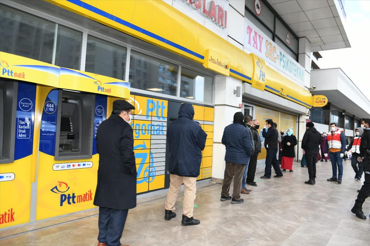 Esenyurt Belediyesi Zabıta Ekiplerinden PTT Önünde Koronavirüs Önlemleri