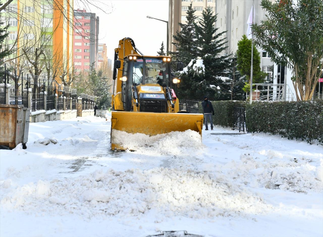 Esenyurt’ta Kamu Kurumlarının Çevresi Sürekli Temizleniyor 