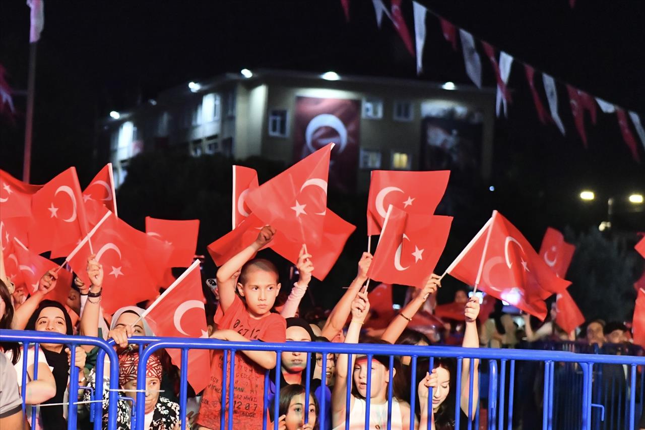 GençFest’te Dereceye Giren Gençler Ödüllerini Başkan Özer’den Aldı