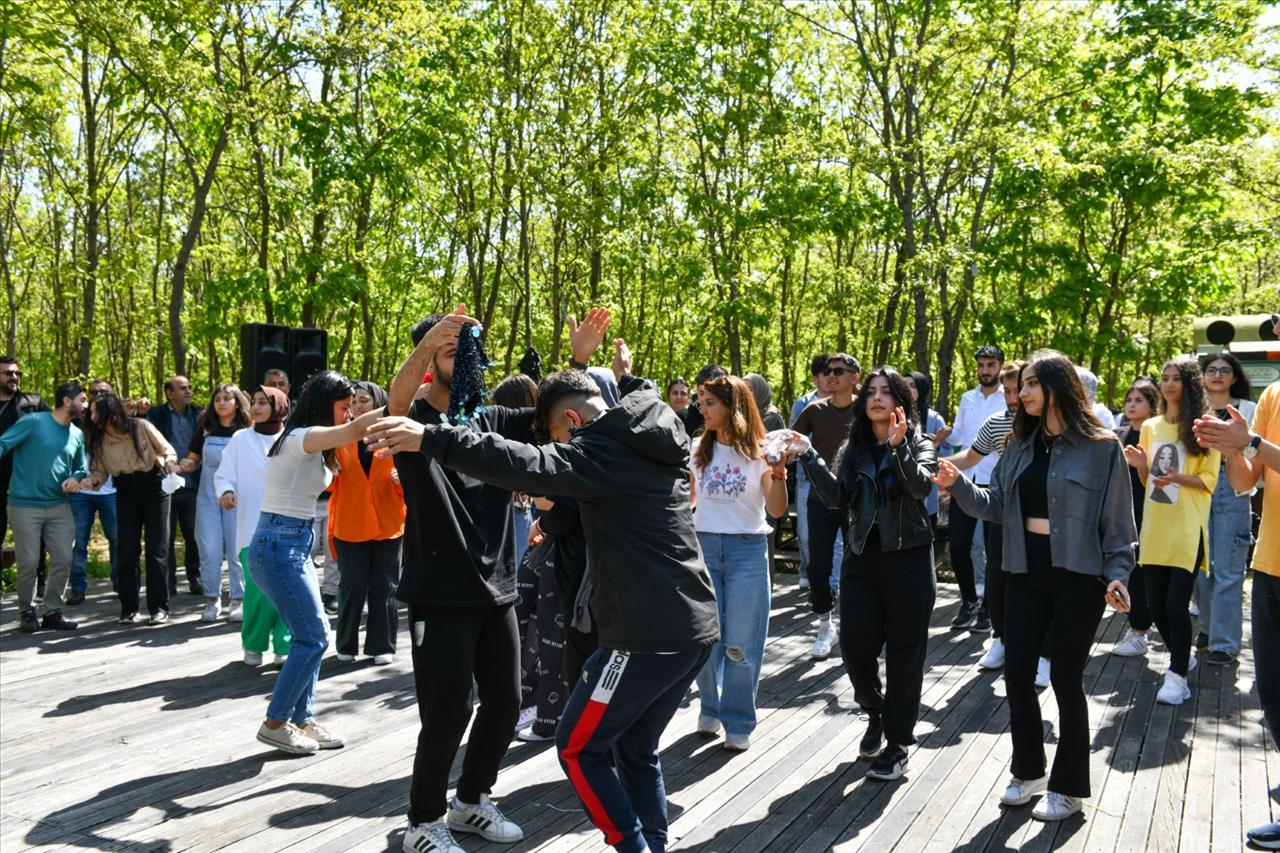 Gençler Sınav Stresini Halay Çekerek Attı