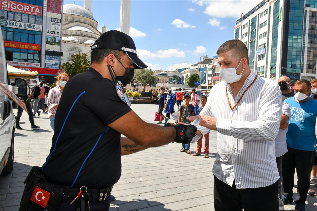 Esenyurt Belediyesi Vatandaşlara Aşure İkram Etti