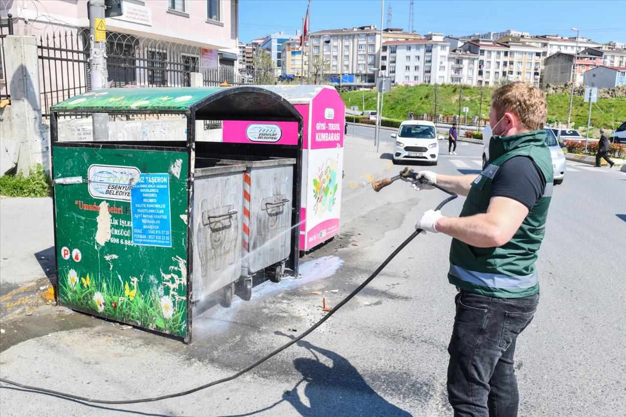 Esenyurt'ta Çöp Konteynerleri Dezenfekte Ediliyor