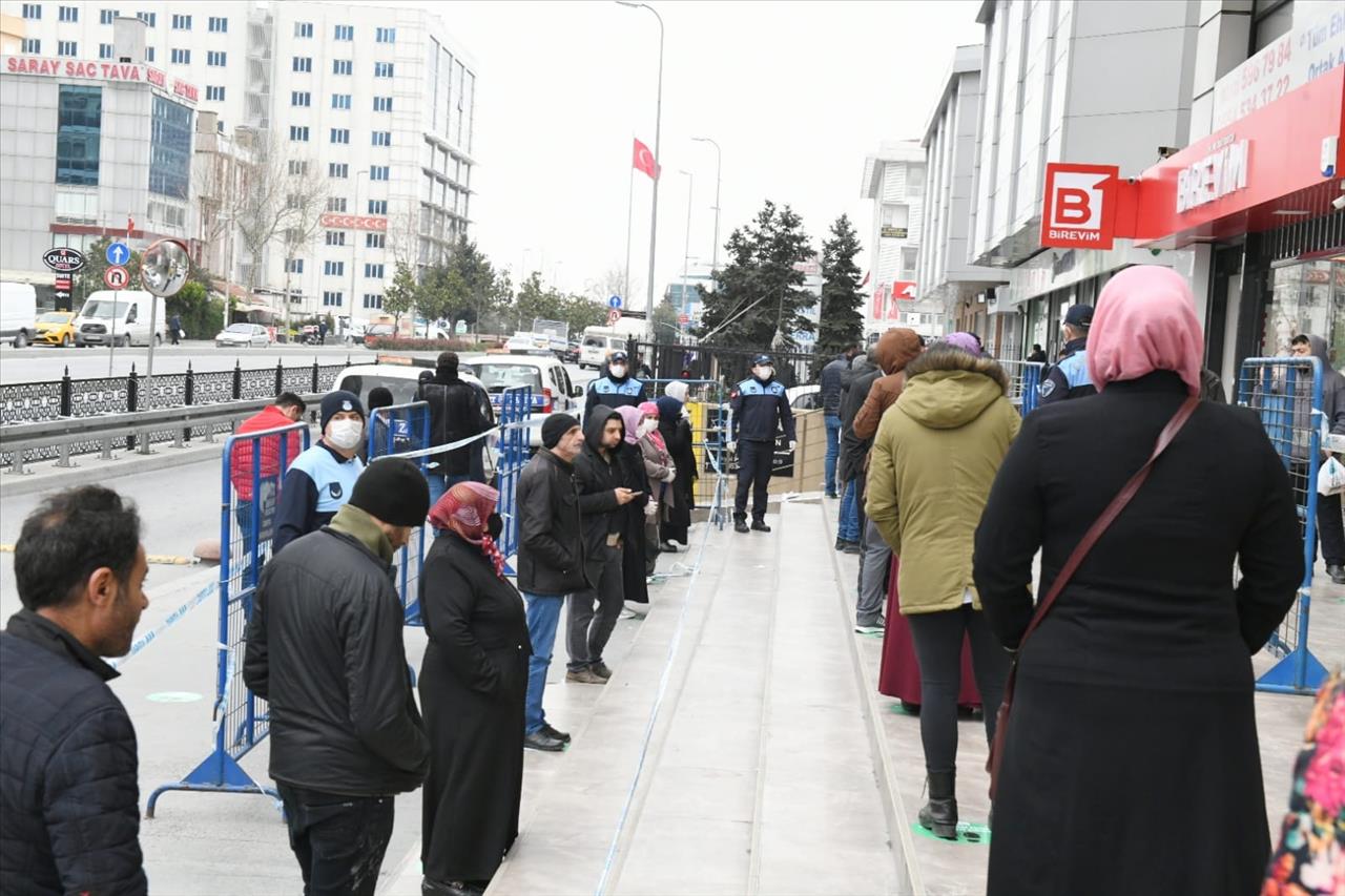 Esenyurt Belediyesi'nden Ptt Önünde Koronavirüs Önlemleri