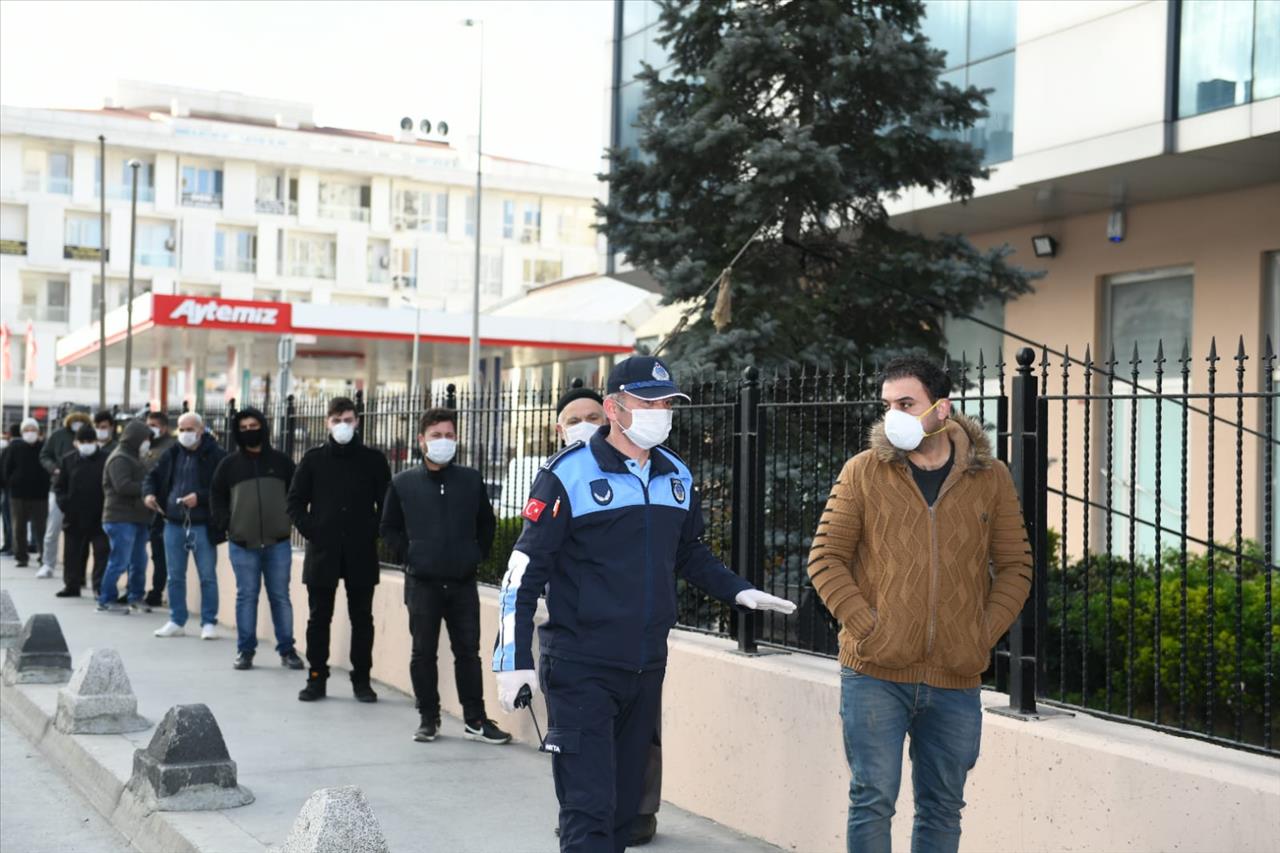 Esenyurt Belediyesi Zabıta Ekiplerinden PTT Önünde Koronavirüs Önlemleri