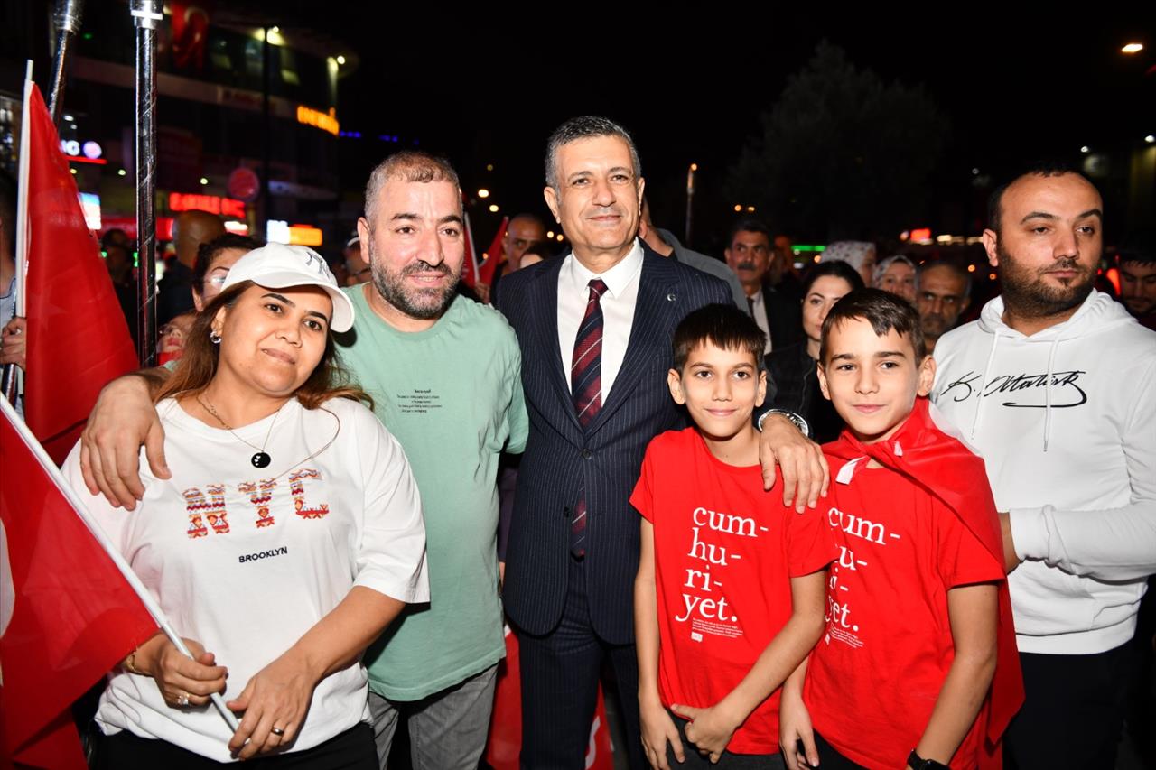 On Binler Bayraklarıyla Esenyurt’taki 100. Yıl Coşkusuna Katıldı