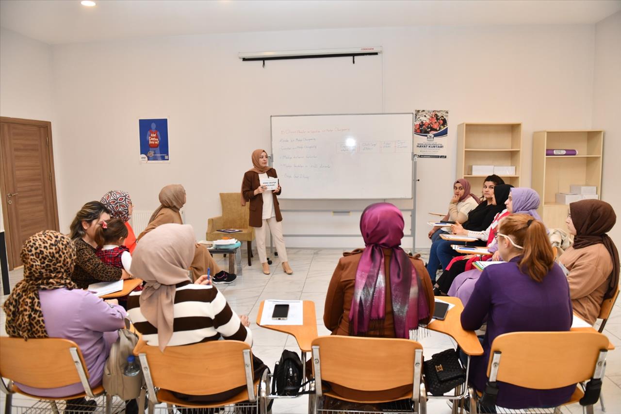 Esenyurtlu Annelere “Anne Destek Programı” Eğitimi Veriliyor