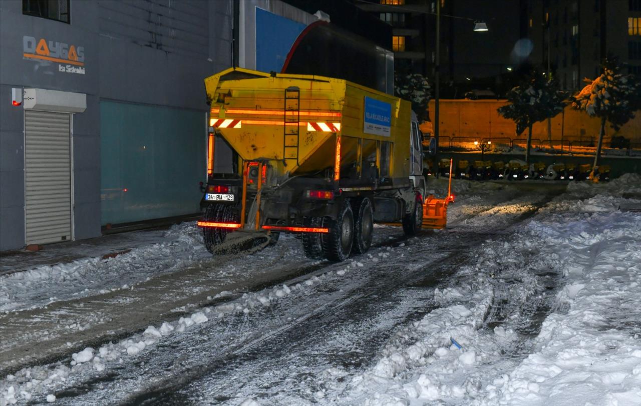 Kışla Mücadele Ekiplerinin Çalışmaları Gece Boyunca Sürdü