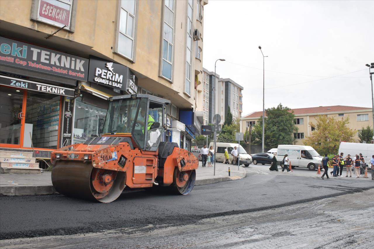 Esenyurt’ta Yıllardır Bozuk Olan Yollar Asfaltla Buluşuyor