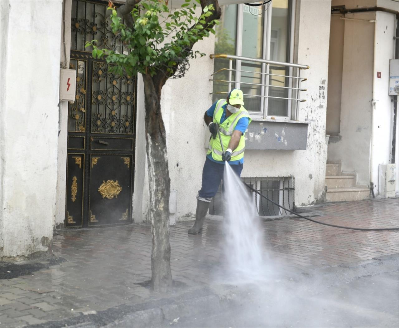 Esenyurt Belediyesi İle İbb, Selden Etkilenen Mahallelerde Çalışmaları Sürdürüyor