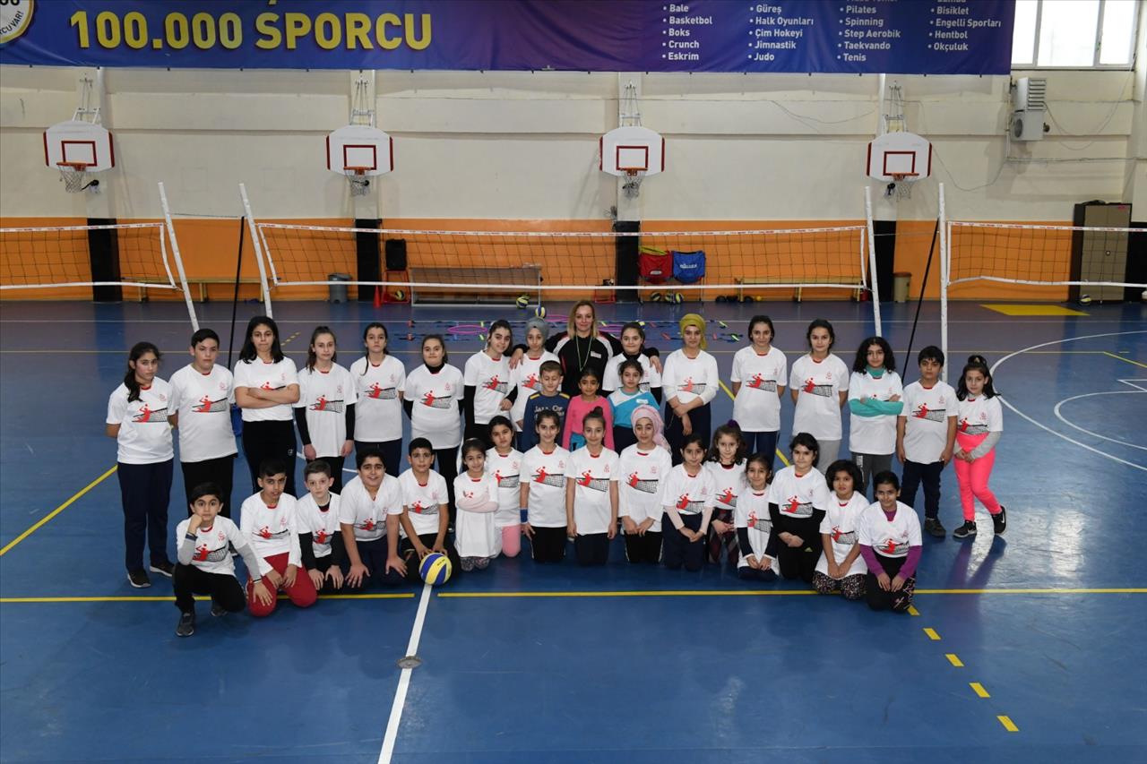 Usta Voleybolcular Esenyurt’ta Yetişiyor