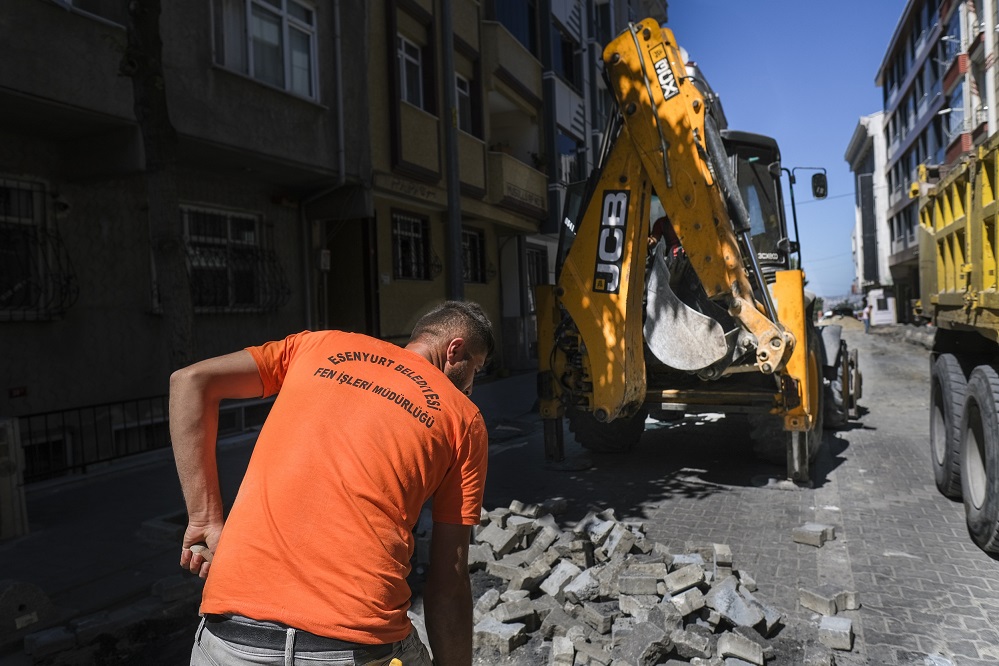 Esenyurt’ta Yol Bakım Çalışmaları Devam Ediyor