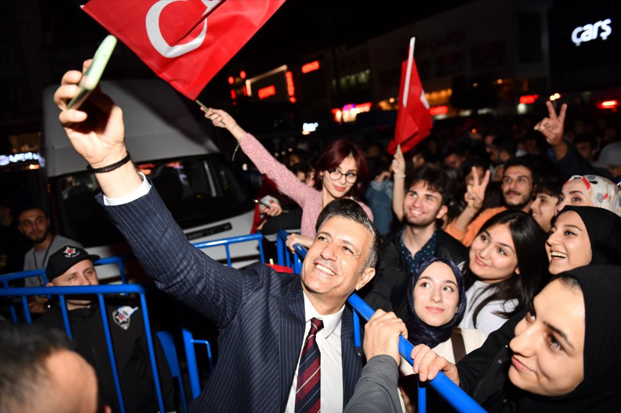 On Binler Bayraklarıyla Esenyurt’taki 100. Yıl Coşkusuna Katıldı