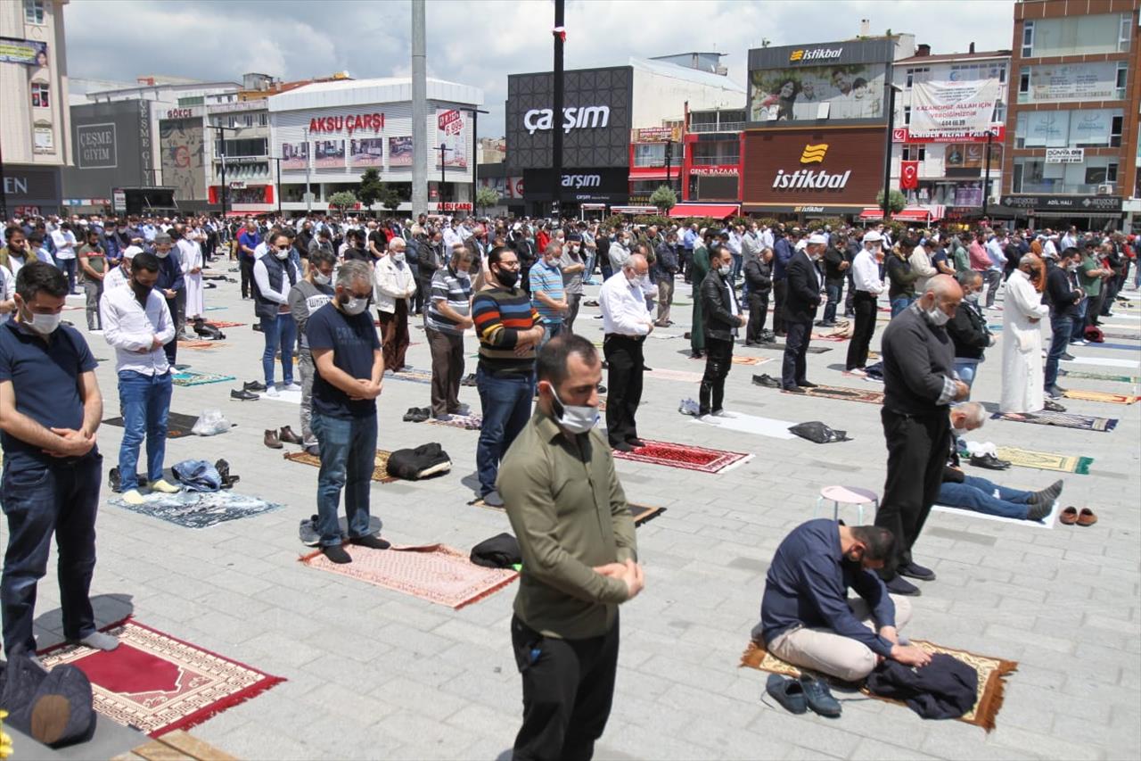 74 Gün Sonra İlk Cuma Namazı Esenyurt Meydanı’nda Kılındı